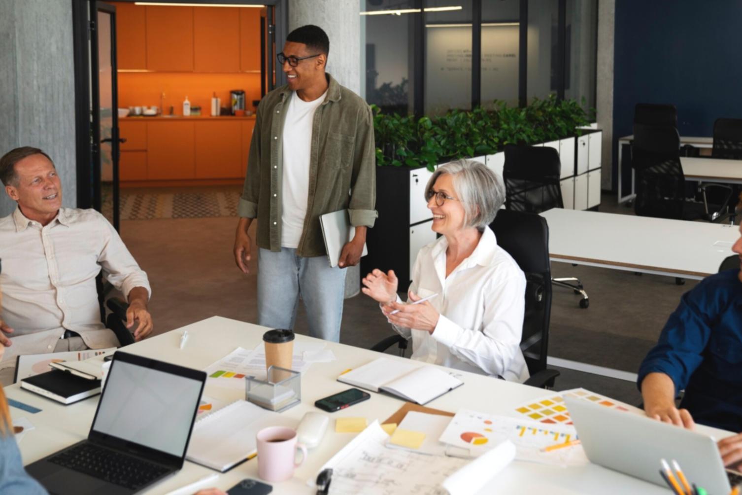 Современный офис с рабочими местами для обучения финансовому анализу